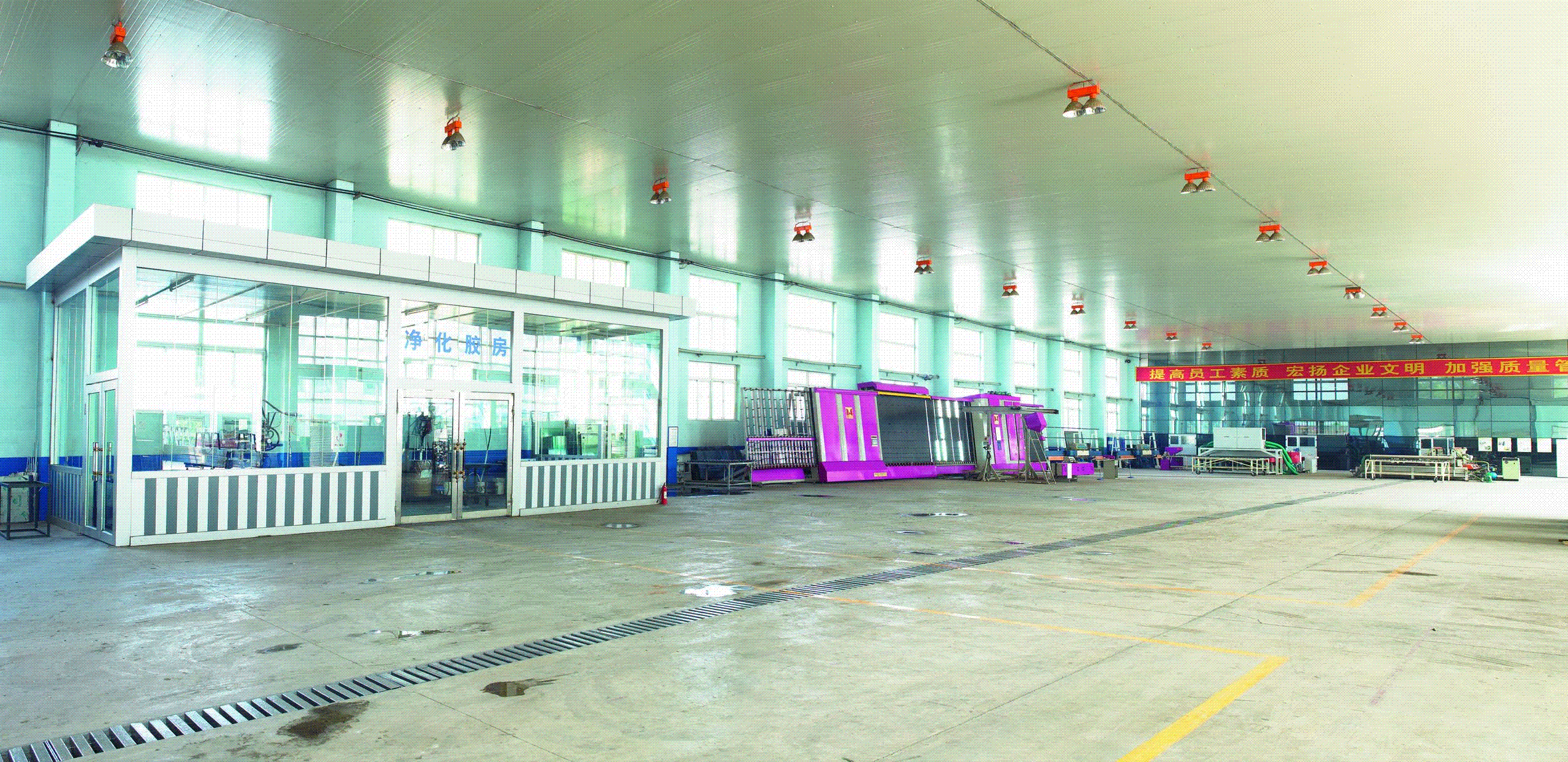 現(xiàn)代化玻璃加工車間