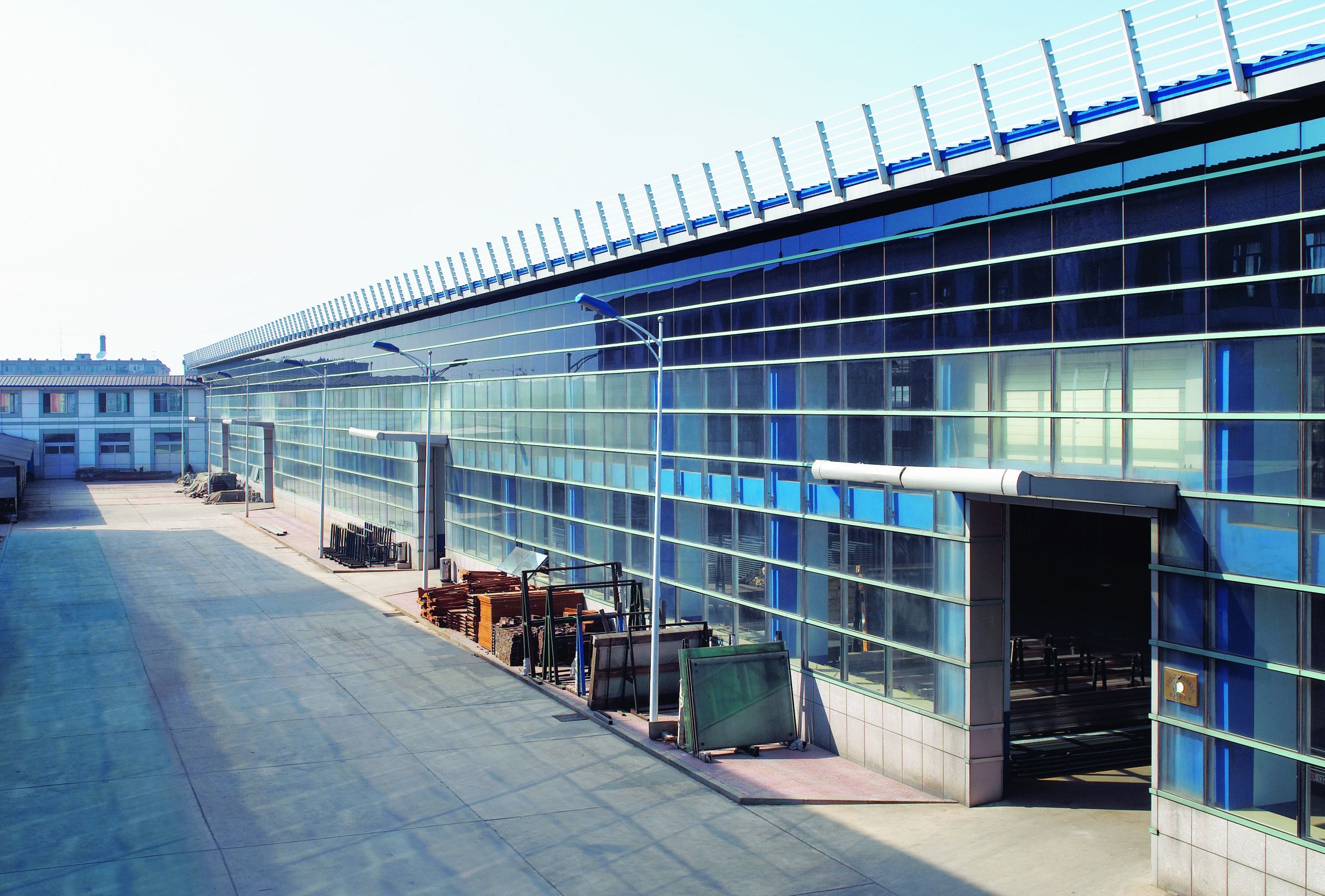 自主設計建設的玻璃幕墻廠房