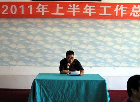 總經理趙佳宣讀公司文件