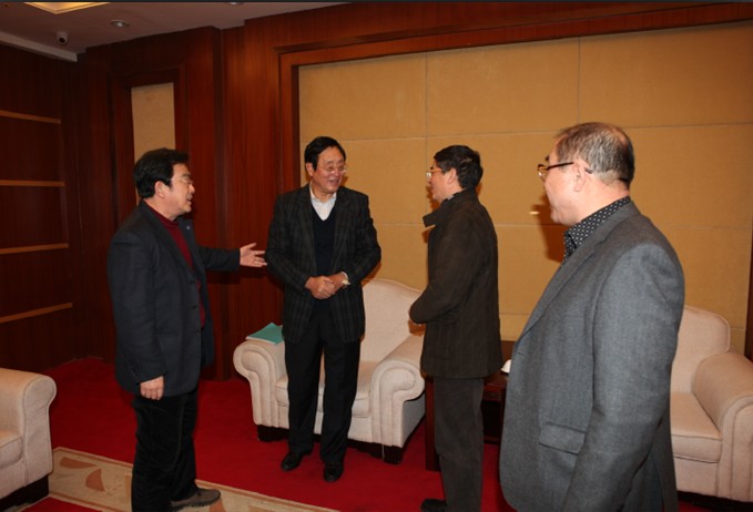 公司董事長(zhǎng)接見(jiàn)參會(huì)領(lǐng)導(dǎo)