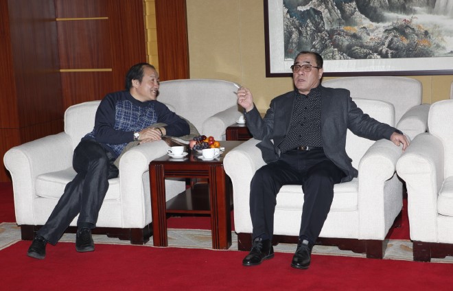 公司董事長(zhǎng)趙鐵利與中裝協(xié)會(huì)副秘書長(zhǎng)黃白研討中