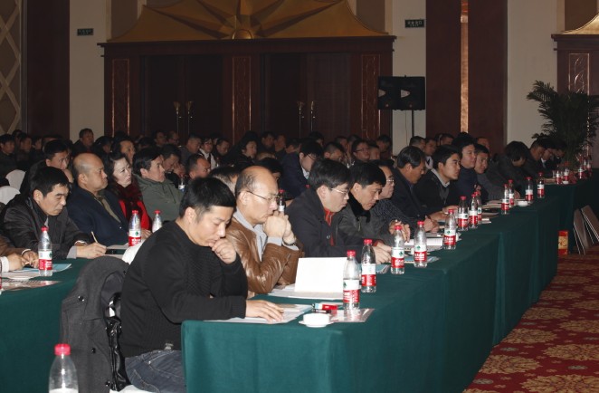 參會(huì)代表認(rèn)真聽(tīng)取工作報(bào)告