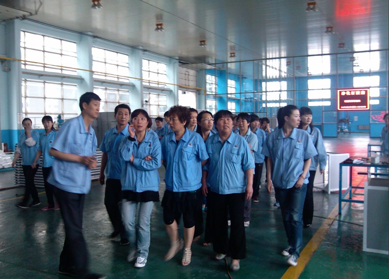 李總向員工介紹公司新進(jìn)加工設(shè)備