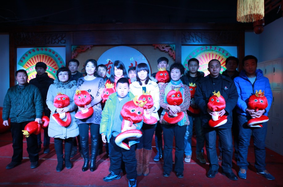 蛇年屬性的員工上臺領獎并合影留念