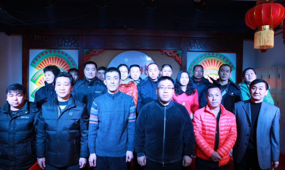 單位領導和優(yōu)秀員工合影