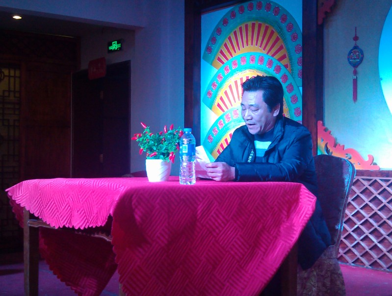 公司梁英貴副總經理宣讀2012優(yōu)秀項目部表彰決定