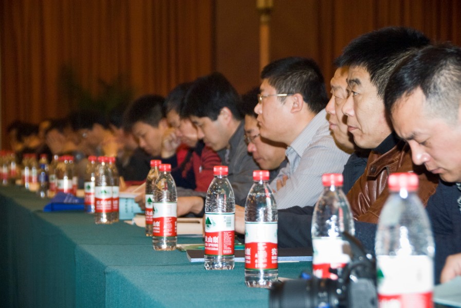 參會(huì)人員認(rèn)真聽領(lǐng)導(dǎo)講話