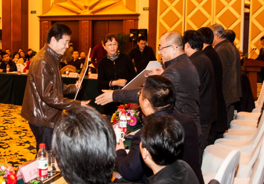 領(lǐng)導(dǎo)為獲獎(jiǎng)優(yōu)秀項(xiàng)目部頒獎(jiǎng)