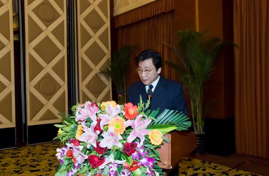 公司梁英貴副總經(jīng)理宣讀2012優(yōu)秀項(xiàng)目部表彰決定