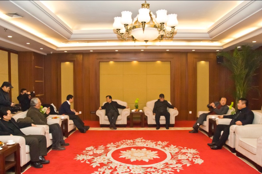 公司領(lǐng)導(dǎo)在會客廳與國家省，市領(lǐng)導(dǎo)會談