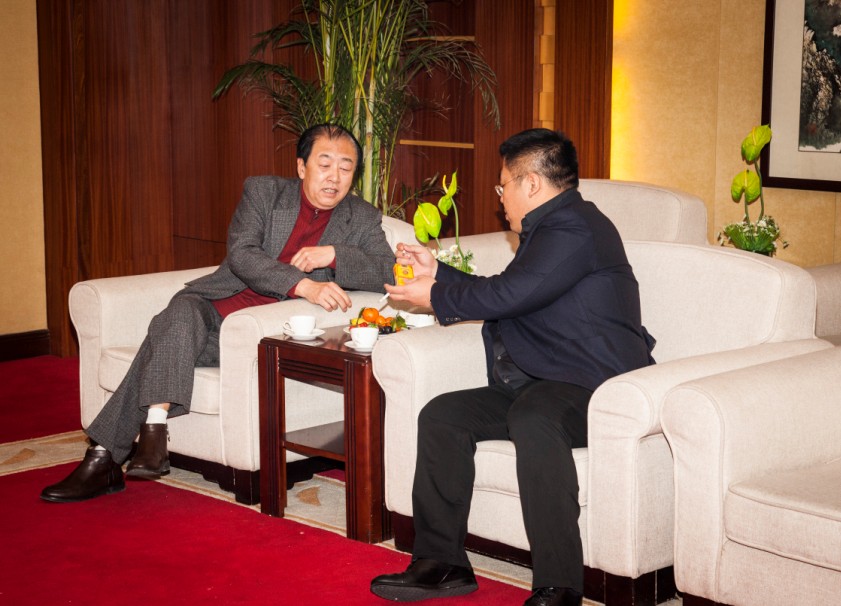 趙佳總經(jīng)理和市建筑協(xié)會會長徐奉友親切交談