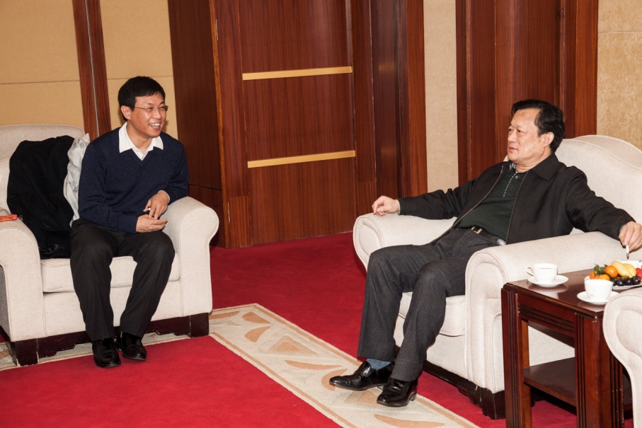 劉曉一會長和周天然處長親切交談