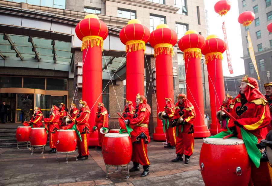 鑼鼓震天彩球飄揚(yáng)