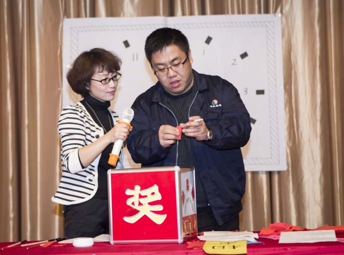 趙總為員工抽獎(jiǎng)
