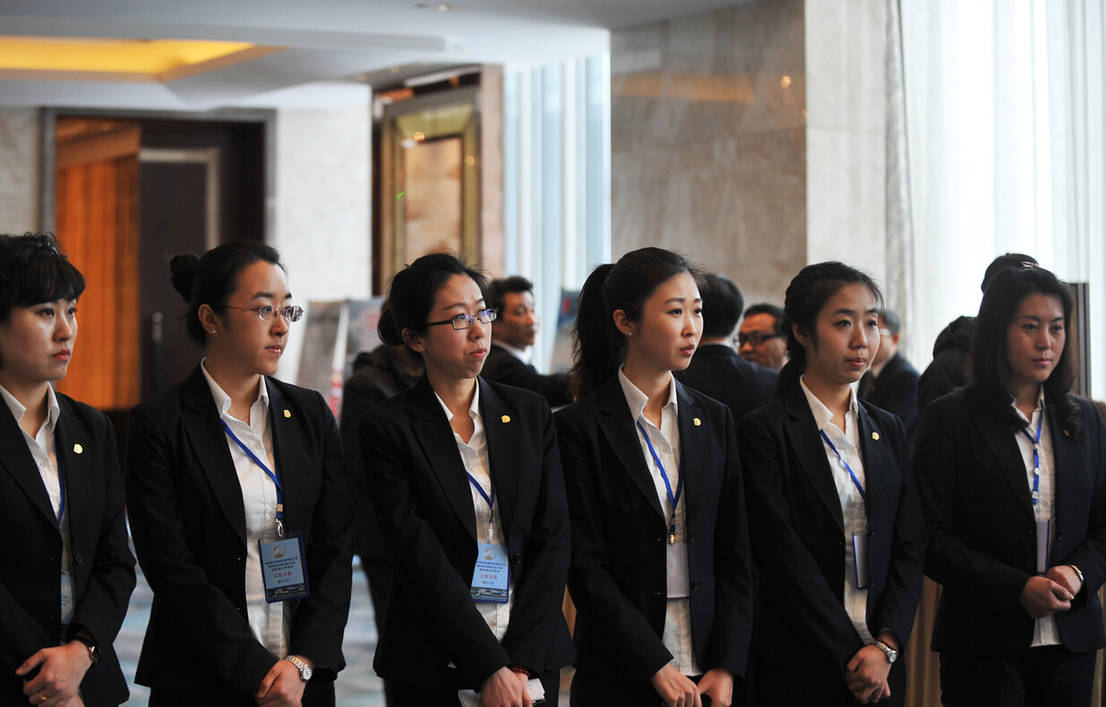 公司員工進行會前準備工作